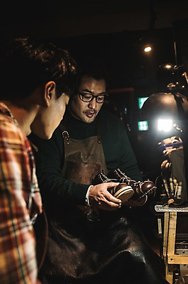포토 JPG 응시 남자 40대 중년 신발 전등 실내 설명 사람 상반신 20대 성인 두명 앞모습 옆모습 한국인 도구 가르침 작업실 고수 제조 가죽 제자 방법 수제화 남자만 국내포토 시선 교육 뷰포인트 모션 조명 동양인 청년 내부 향신료 파일형식 인종 향미료 양념