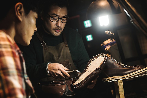 포토 JPG 응시 남자 40대 중년 신발 전등 실내 설명 사람 상반신 20대 성인 두명 앞모습 옆모습 한국인 도구 가르침 작업실 고수 제조 가죽 제자 방법 수제화 남자만 국내포토 시선 교육 뷰포인트 모션 조명 동양인 청년 내부 향신료 파일형식