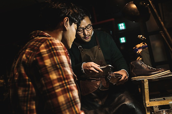 포토 JPG 응시 남자 40대 중년 신발 전등 실내 설명 사람 상반신 20대 성인 두명 앞모습 옆모습 견본 한국인 가르침 작업실 고수 제조 가죽 제자 방법 수제화 남자만 국내포토 시선 교육 뷰포인트 모션 조명 동양인 청년 내부 향신료 파일형식 인종 향미료 양념
