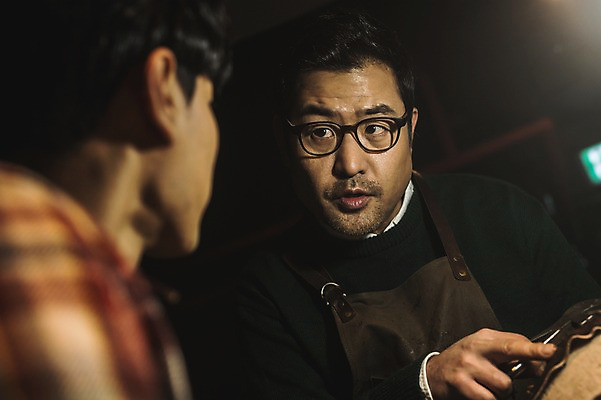 포토 JPG 응시 남자 40대 중년 실내 설명 사람 상반신 20대 성인 두명 앞모습 뒷모습 마주보기 한국인 가르침 작업실 고수 제조 가죽 제자 방법 수제화 남자만 국내포토 시선 교육 뷰포인트 신발 모션 동양인 청년 내부 향신료 파일형식