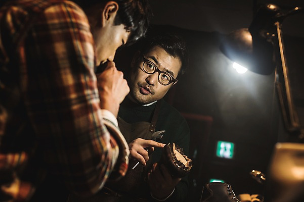 포토 JPG 응시 남자 40대 중년 신발 실내 대화 설명 사람 상반신 20대 성인 두명 앞모습 옆모습 한국인 가르침 작업실 고수 제조 가죽 제자 방법 수제화 남자만 국내포토 시선 교육 뷰포인트 모션 말하기 동양인 청년 내부 향신료 파일형식