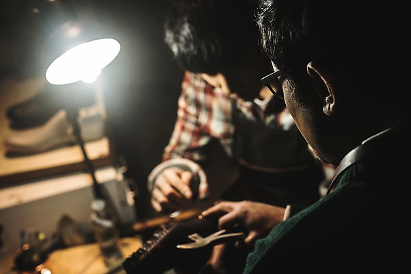 포토 JPG 남자 40대 중년 신발 실내 사람 상반신 20대 성인 두명 앞모습 뒷모습 견본 한국인 가르침 작업실 고수 제조 가죽 제자 방법 수제화 남자만 국내포토 교육 뷰포인트 동양인 청년 내부 향신료 파일형식