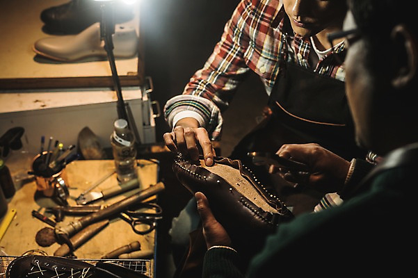 포토 JPG 남자 40대 중년 신발 실내 사람 상반신 20대 성인 두명 앞모습 뒷모습 견본 앞치마 한국인 도구 가리킴 가르침 작업실 고수 제조 가죽 제자 방법 수제화 남자만 국내포토 교육 뷰포인트 동양인 손짓 청년 내부 향신료 파일형식