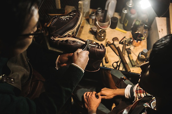 포토 JPG 응시 남자 40대 중년 신발 실내 사람 상반신 20대 성인 두명 옆모습 한국인 도구 가르침 작업실 고수 제조 가죽 스승 제자 방법 수제화 연장세트 남자만 가죽공방 국내포토 시선 교육 뷰포인트 동양인 청년 내부 공구 공예 향신료 파일형식