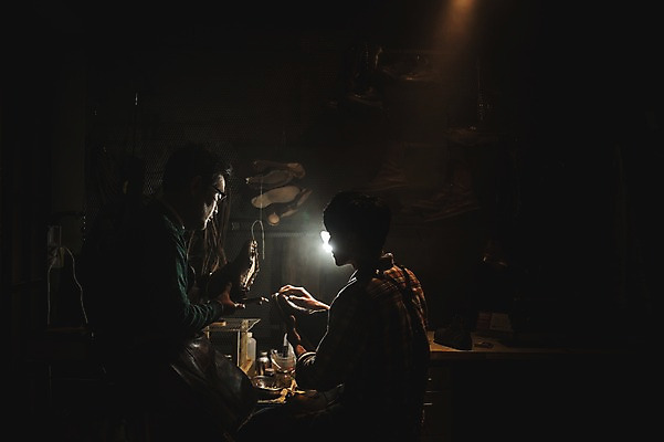 포토 JPG 응시 남자 40대 중년 신발 실내 사람 상반신 20대 성인 두명 옆모습 한국인 가르침 작업실 고수 제조 가죽 제자 수제화 남자만 가죽공방 국내포토 시선 교육 뷰포인트 동양인 청년 내부 공예 향신료 파일형식