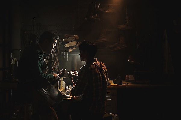 포토 JPG 남자 40대 중년 신발 실내 대화 사람 앉기 상반신 20대 성인 두명 옆모습 마주보기 한국인 도구 가르침 작업실 고수 제조 가죽 책상 제자 수제화 남자만 가죽공방 국내포토 교육 뷰포인트 가구 모션 말하기 동양인 청년 내부 공예 향신료 파일형식