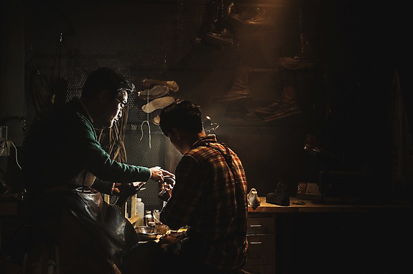 포토 JPG 응시 남자 40대 중년 신발 전등 실내 사람 상반신 20대 성인 두명 옆모습 뒷모습 한국인 가리킴 가르침 작업실 고수 제조 가죽 책상 제자 수제화 남자만 가죽공방 국내포토 시선 교육 뷰포인트 가구 조명 동양인 손짓 청년 내부 공예 향신료 파일형식