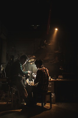 포토 JPG 전신 남자 40대 중년 신발 실내 사람 앉기 20대 성인 두명 옆모습 뒷모습 한국인 도구 가르침 작업실 고수 제조 가죽 제자 수제화 남자만 가죽공방 국내포토 교육 뷰포인트 모션 동양인 청년 내부 공예 향신료 파일형식