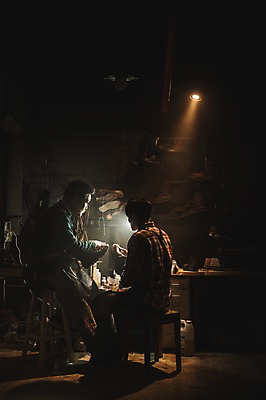 포토 JPG 전신 남자 40대 중년 신발 전등 실내 사람 앉기 20대 성인 두명 옆모습 뒷모습 한국인 가르침 작업실 고수 제조 가죽 스승 제자 수제화 남자만 국내포토 교육 뷰포인트 모션 조명 동양인 청년 내부 향신료 파일형식