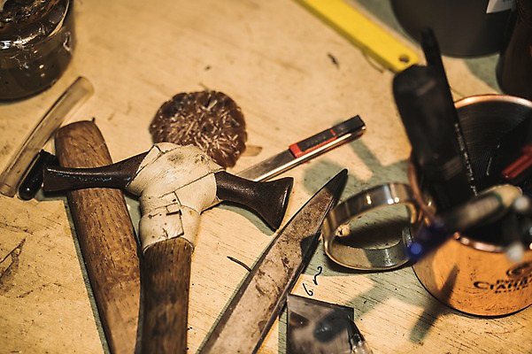 포토 JPG 실내 근접촬영 사람없음 도구 공구 작업실 망치 가죽 작업도구 수제화 국내포토 뷰포인트 신발 내부 파일형식