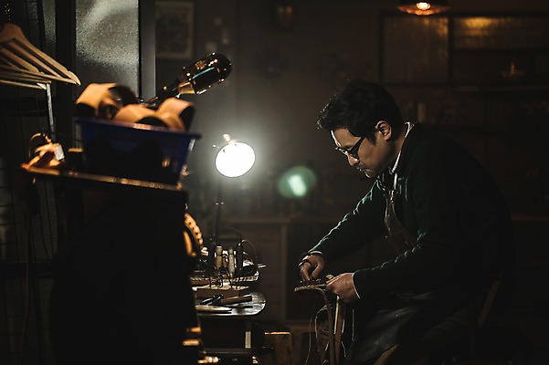 포토 JPG 응시 남자 40대 중년 신발 전등 실내 한명 사람 상반신 옆모습 앞치마 한국인 도구 작업실 제조 가죽 다듬기 수제화 중년남자한명만 국내포토 1 시선 뷰포인트 모션 조명 동양인 성인 내부 남자한명만 중년남자만 파일형식