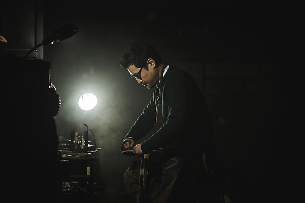 포토 JPG 응시 남자 40대 중년 신발 전등 실내 한명 사람 상반신 옆모습 앞치마 한국인 작업실 제조 가죽 다듬기 수제화 중년남자한명만 가죽공방 국내포토 1 시선 뷰포인트 모션 조명 동양인 성인 내부 공예 남자한명만 중년남자만 파일형식