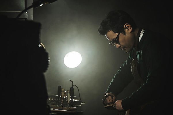 포토 JPG 응시 남자 40대 중년 신발 전등 실내 한명 사람 상반신 옆모습 한국인 작업실 제조 가죽 다듬기 수제화 중년남자한명만 가죽공방 국내포토 1 시선 뷰포인트 모션 조명 동양인 성인 내부 공예 남자한명만 중년남자만 파일형식