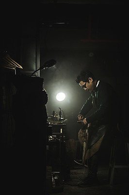 포토 JPG 전신 남자 40대 중년 신발 전등 실내 한명 사람 옆모습 한국인 작업실 제조 가죽 다듬기 수제화 중년남자한명만 가죽공방 국내포토 1 뷰포인트 모션 조명 동양인 성인 내부 공예 남자한명만 중년남자만 파일형식