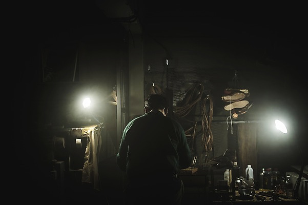 포토 JPG 남자 40대 중년 신발 전등 실내 한명 사람 상반신 뒷모습 한국인 도구 공구 작업실 제조 가죽 수제화 중년남자한명만 가죽공방 국내포토 1 뷰포인트 조명 동양인 성인 내부 공예 남자한명만 중년남자만 파일형식