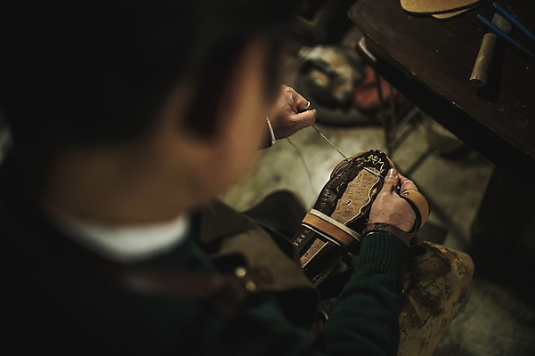 포토 JPG 남자 40대 중년 신발 실내 한명 사람 상반신 뒷모습 한국인 작업실 제조 소프트포커스 가죽 다듬기 수제화 중년남자한명만 가죽공방 국내포토 1 뷰포인트 모션 촬영기법 동양인 성인 내부 공예 남자한명만 중년남자만 파일형식