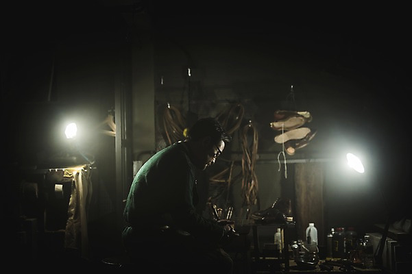 포토 JPG 응시 남자 40대 중년 신발 실내 한명 사람 상반신 옆모습 한국인 관찰 작업실 가죽 수제화 중년남자한명만 가죽공방 국내포토 1 시선 뷰포인트 모션 동양인 성인 내부 공예 남자한명만 중년남자만 파일형식