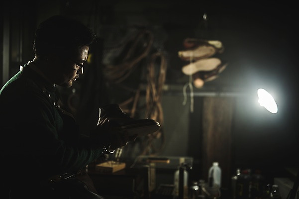 포토 JPG 응시 남자 40대 중년 신발 전등 실내 한명 사람 상반신 옆모습 한국인 관찰 작업실 제조 가죽 수제화 중년남자한명만 가죽공방 국내포토 1 시선 뷰포인트 모션 조명 동양인 성인 내부 공예 남자한명만 중년남자만 파일형식