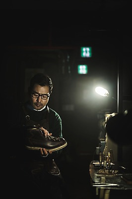 포토 JPG 응시 남자 40대 중년 신발 전등 실내 한명 사람 상반신 앞모습 한국인 관찰 작업실 제조 가죽 수제화 중년남자한명만 가죽공방 국내포토 1 시선 뷰포인트 모션 조명 동양인 성인 내부 공예 남자한명만 중년남자만 파일형식