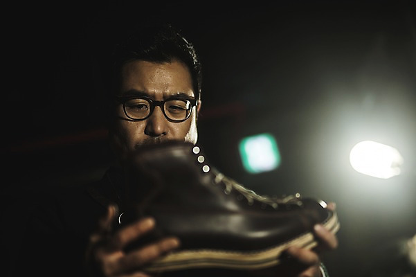 포토 JPG 응시 남자 40대 중년 신발 전등 실내 한명 사람 상반신 앞모습 한국인 관찰 작업실 제조 가죽 수제화 중년남자한명만 가죽공방 국내포토 1 시선 뷰포인트 모션 조명 동양인 성인 내부 공예 남자한명만 중년남자만 파일형식