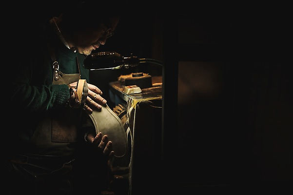 포토 JPG 응시 남자 40대 중년 신발 실내 한명 사람 상반신 옆모습 앞치마 한국인 관찰 작업실 제조 가죽 수제화 중년남자한명만 가죽공방 국내포토 1 시선 뷰포인트 모션 동양인 성인 내부 공예 남자한명만 중년남자만 파일형식