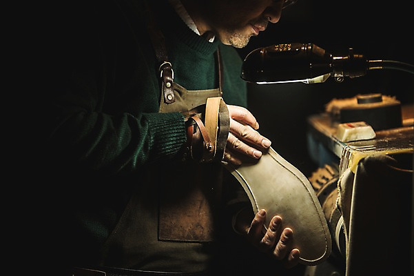 포토 JPG 응시 남자 40대 중년 신발 전등 실내 한명 사람 상반신 옆모습 한국인 관찰 작업실 제조 가죽 수제화 중년남자한명만 가죽공방 국내포토 1 시선 뷰포인트 모션 조명 동양인 성인 내부 공예 남자한명만 중년남자만 파일형식