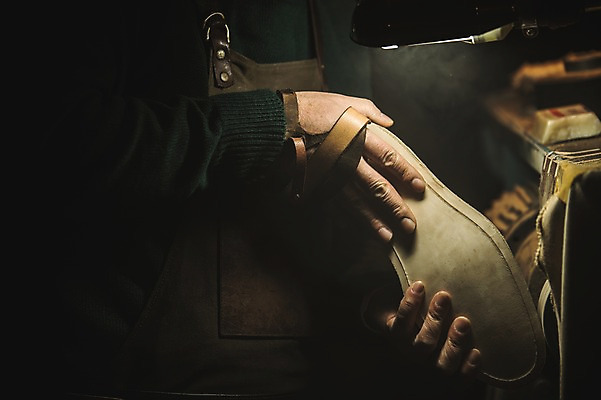 포토 JPG 손 응시 남자 40대 중년 신발 실내 한명 사람 근접촬영 신체부위 앞치마 관찰 작업실 가죽 수제화 중년남자한명만 국내포토 1 시선 뷰포인트 모션 성인 내부 남자한명만 중년남자만 파일형식