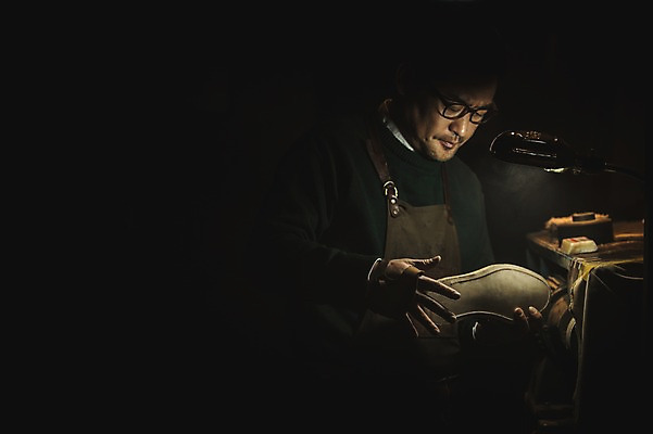 포토 JPG 응시 남자 40대 중년 신발 실내 한명 사람 상반신 앞모습 한국인 관찰 작업실 제조 가죽 수제화 중년남자한명만 가죽공방 국내포토 1 시선 뷰포인트 모션 동양인 성인 내부 공예 남자한명만 중년남자만 파일형식