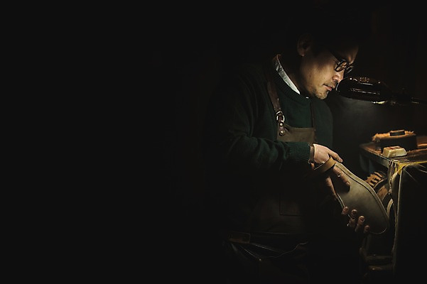 포토 JPG 응시 남자 40대 중년 신발 실내 한명 사람 상반신 옆모습 한국인 관찰 작업실 제조 가죽 수제화 중년남자한명만 가죽공방 국내포토 1 시선 뷰포인트 모션 동양인 성인 내부 공예 남자한명만 중년남자만 파일형식