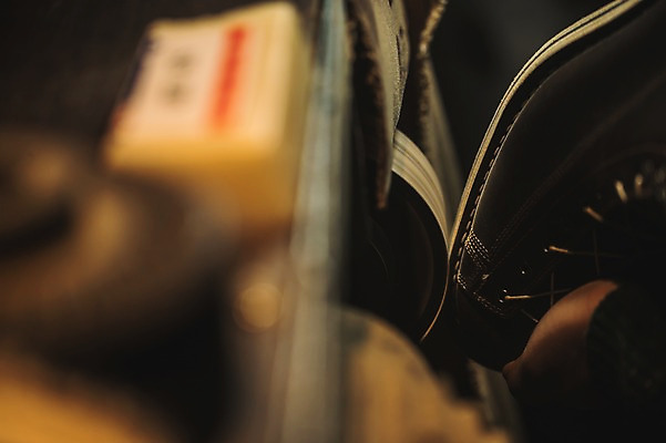 포토 JPG 손 남자 40대 중년 신발 실내 한명 사람 근접촬영 신체부위 작업실 다듬기 밑창 수제화 중년남자한명만 가죽공방 국내포토 1 뷰포인트 모션 성인 내부 공예 남자한명만 중년남자만 파일형식