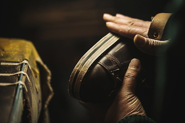 포토 JPG 손 남자 40대 중년 신발 실내 한명 사람 근접촬영 신체부위 작업실 다듬기 밑창 수제화 중년남자한명만 가죽공방 국내포토 1 뷰포인트 모션 성인 내부 공예 남자한명만 중년남자만 파일형식