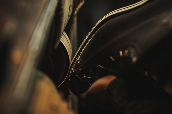 포토 JPG 손 남자 40대 중년 신발 실내 한명 사람 근접촬영 신체부위 작업실 다듬기 밑창 수제화 중년남자한명만 국내포토 1 뷰포인트 모션 성인 내부 남자한명만 중년남자만 파일형식