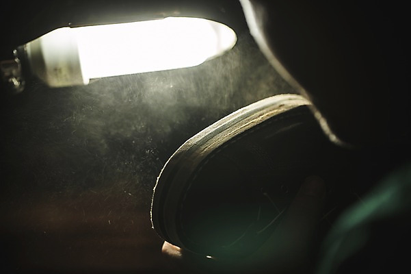 포토 JPG 40대 중년 신발 전등 실내 한명 사람 근접촬영 상반신 뒷모습 작업실 다듬기 밑창 중년남자한명만 가죽공방 국내포토 1 뷰포인트 모션 조명 성인 내부 공예 남자한명만 중년남자만 파일형식