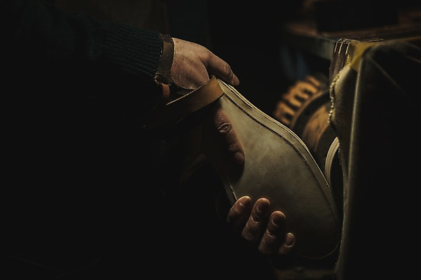 포토 JPG 손 40대 중년 신발 실내 한명 사람 근접촬영 신체부위 작업실 가죽 다듬기 밑창 수제화 중년남자한명만 가죽공방 국내포토 1 뷰포인트 모션 성인 내부 공예 남자한명만 중년남자만 파일형식