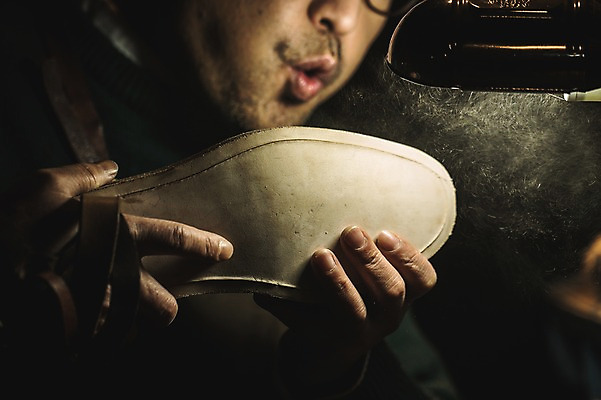 포토 JPG 남자 얼굴 40대 중년 신발 전등 실내 한명 사람 상반신 앞모습 한국인 작업실 다듬기 밑창 수제화 중년남자한명만 가죽공방 국내포토 1 뷰포인트 모션 조명 동양인 성인 내부 신체부위 공예 남자한명만 중년남자만 파일형식