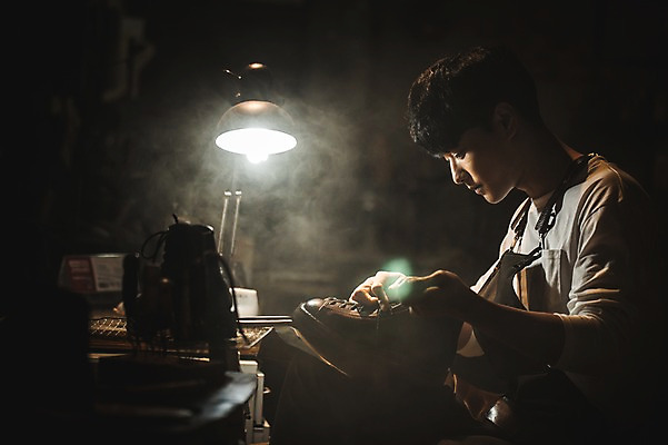 포토 JPG 응시 남자 신발 실내 한명 사람 상반신 20대 옆모습 한국인 작업실 가죽 신발끈 끼우기 수제화 성인남자한명만 가죽공방 국내포토 1 시선 뷰포인트 동양인 청년 내부 공예 남자한명만 성인남자만 파일형식