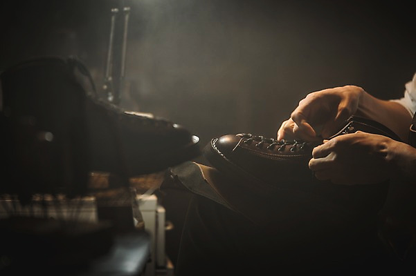 포토 JPG 손 남자 실내 한명 사람 근접촬영 20대 신체부위 작업실 신발끈 끼우기 수제화 가죽공방 국내포토 1 뷰포인트 신발 청년 내부 공예 파일형식