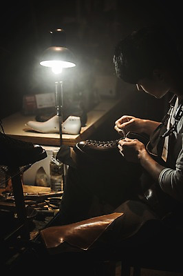 포토 JPG 남자 실내 한명 사람 상반신 20대 옆모습 한국인 작업실 신발끈 끼우기 수제화 성인남자한명만 가죽공방 국내포토 1 뷰포인트 신발 동양인 청년 내부 공예 남자한명만 성인남자만 파일형식