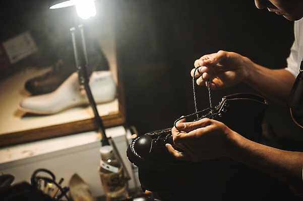 포토 JPG 손 남자 전등 실내 한명 사람 근접촬영 상반신 20대 옆모습 한국인 작업실 신발끈 끼우기 수제화 가죽공방 국내포토 1 뷰포인트 신발 조명 동양인 청년 내부 신체부위 공예 파일형식