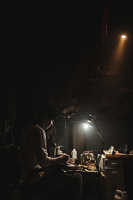 포토 JPG 응시 남자 신발 실내 한명 사람 상반신 20대 옆모습 한국인 작업실 가죽 신발끈 끼우기 수제화 성인남자한명만 가죽공방 국내포토 1 시선 뷰포인트 동양인 청년 내부 공예 남자한명만 성인남자만 파일형식