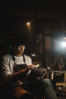 포토 JPG 남자 신발 실내 한명 앉기 상반신 20대 앞모습 앞치마 한국인 작업실 가죽 닦기 수제화 성인남자한명만 가죽공방 국내포토 1 뷰포인트 모션 사람 동양인 청년 내부 공예 남자한명만 성인남자만 파일형식