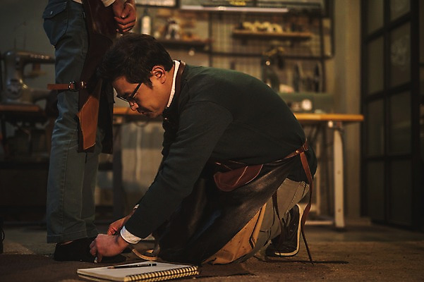 포토 JPG 전신 40대 중년 신발 실내 줄자 서기 사람 20대 성인 두명 옆모습 연필 한국인 하반신 작업실 무릎꿇기 스케치북 치수재기 남자만 가죽공방 국내포토 뷰포인트 모션 학용품 자 동양인 청년 내부 필기구 공예 파일형식