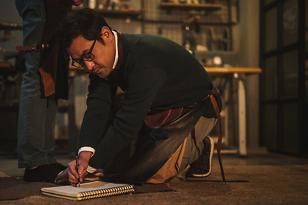 포토 JPG 전신 40대 중년 신발 실내 서기 사람 20대 성인 두명 옆모습 연필 한국인 하반신 그리기 작업실 무릎꿇기 스케치북 치수재기 남자만 가죽공방 국내포토 뷰포인트 모션 학용품 동양인 청년 내부 필기구 공예 파일형식