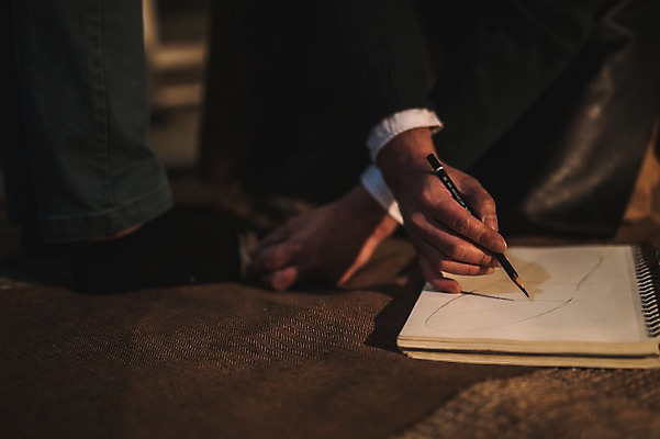 포토 JPG 손 40대 중년 신발 발 실내 사람 20대 성인 두명 신체부위 연필 작업실 남성화 스케치북 치수재기 남자만 국내포토 학용품 청년 내부 필기구 파일형식