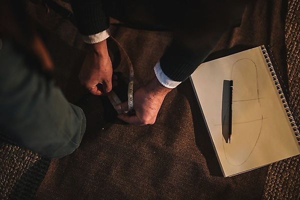 포토 JPG 손 40대 중년 신발 발 실내 사람 20대 성인 두명 신체부위 연필 작업실 남성화 스케치북 치수재기 남자만 국내포토 학용품 청년 내부 필기구 파일형식