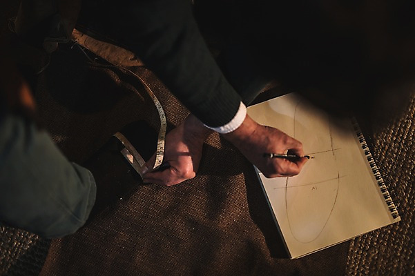 포토 JPG 손 40대 중년 신발 발 실내 사람 20대 성인 두명 신체부위 연필 작업실 남성화 스케치북 치수재기 남자만 국내포토 학용품 청년 내부 필기구 파일형식