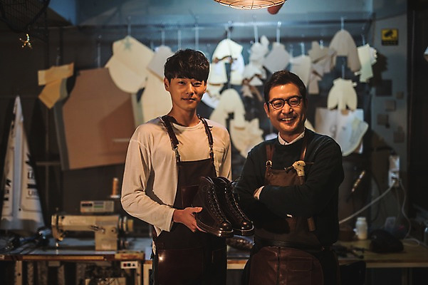 포토 JPG 남자 40대 중년 신발 실내 미소 사람 상반신 20대 성인 두명 앞모습 팔짱 앞치마 한국인 작업실 고수 제조 가죽 스승 제자 수제화 남자만 가죽공방 국내포토 뷰포인트 모션 표정 동양인 청년 내부 공예 향신료 파일형식