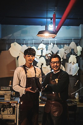 포토 JPG 남자 40대 신발 실내 서기 미소 사람 상반신 20대 두명 앞모습 팔짱 앞치마 한국인 작업실 고수 제조 가죽 스승 제자 수제화 가죽공방 국내포토 뷰포인트 중년 모션 표정 동양인 청년 내부 공예 향신료 파일형식