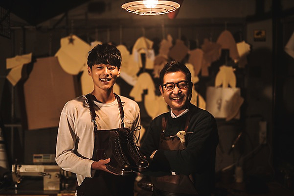 포토 JPG 남자 40대 중년 실내 웃음 사람 상반신 20대 성인 두명 앞모습 팔짱 한국인 작업실 고수 제조 스승 제자 수제화 남자만 가죽공방 국내포토 뷰포인트 신발 모션 표정 동양인 청년 내부 공예 향신료 파일형식