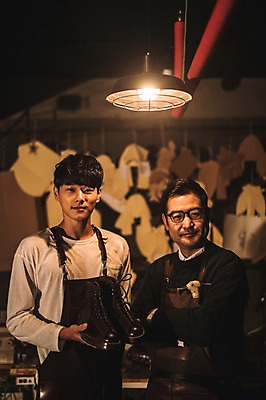 포토 JPG 남자 40대 중년 신발 전등 실내 사람 상반신 20대 성인 두명 앞모습 팔짱 한국인 작업실 고수 제조 가죽 스승 제자 수제화 남자만 국내포토 뷰포인트 모션 조명 동양인 청년 내부 향신료 파일형식